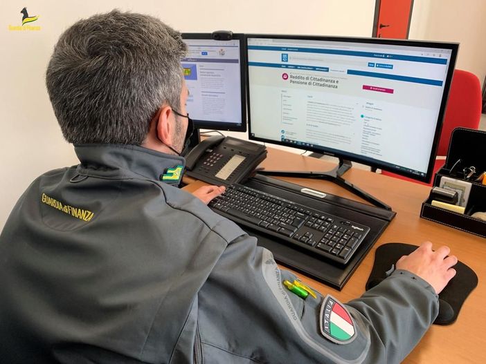 Percepivano il reddito di cittadinanza, ma avevano migliaia di euro sui conti di gioco online: nove "furbetti" scoperti dalla Guardia di Finanza