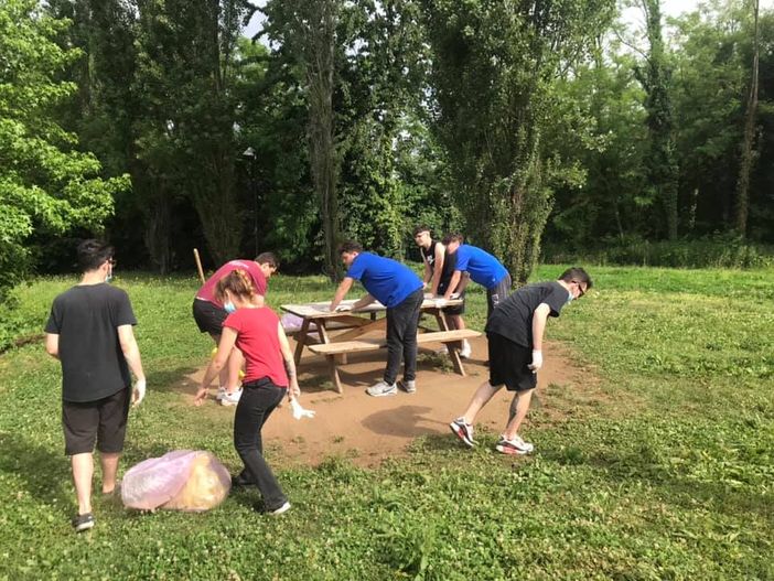 Giovani all'opera: un sabato di pulizia straordinaria al “parco pensatoio” di Marnate