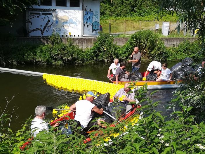 Dopo la corsa, sindaco e comandanti raccolgono le paperelle...