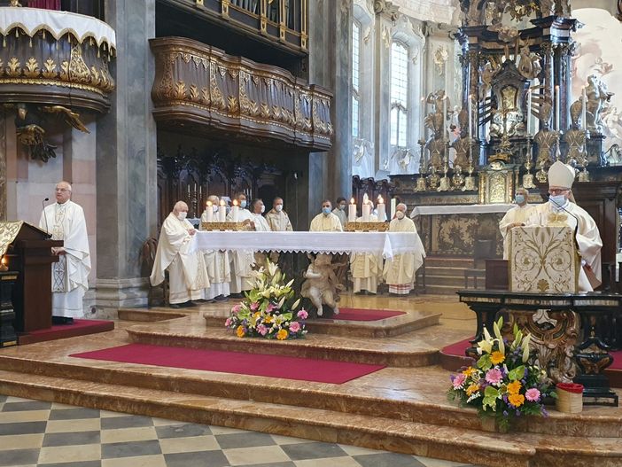 La messa concelebrata dai monsignori Livetti e Pagani