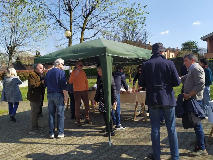 Olgiate: una merenda al parco per scambiarsi gli auguri di Pasqua e ribadire il no all’antenna di via Goito Olgiate: una merenda al parco per scambiarsi gli auguri di Pasqua e ribadire il no all’antenna di via Goito
