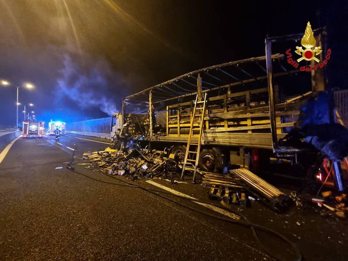 FOTO. Camion divorato dalle fiamme, paura sulla statale 336