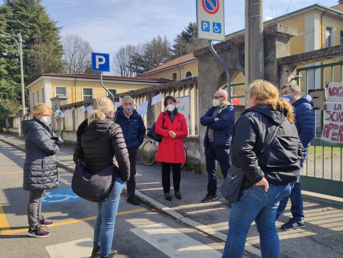 Margherita Silvestrini con i genitori della scuola Marconi