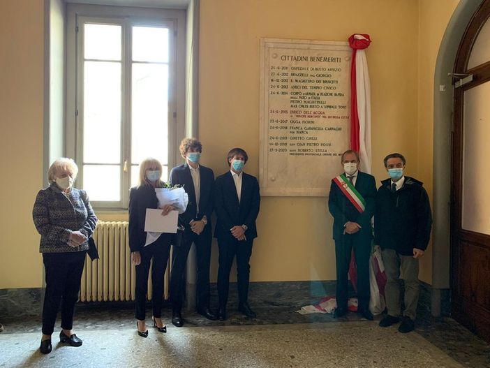 La famiglia del dottor Roberto Stella con il sindaco Antonelli e il presidente Fontana davanti alla lapide in municipio per il medico benemerito La famiglia del dottor Roberto Stella con il sindaco Antonelli e il presidente Fontana davanti alla lapide in municipio per il medico benemerito