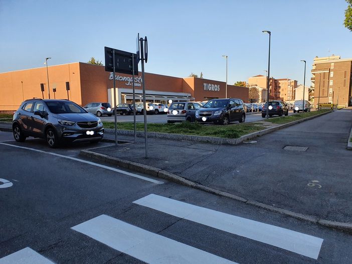 Famiglia senza casa torna a dormire in auto. Il Comune cerca una soluzione