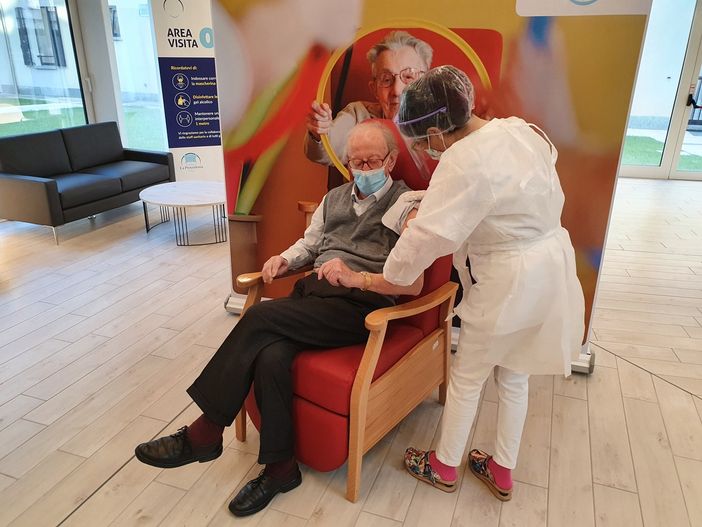 Iniziano le vaccinazioni anti-Covid alla Provvidenza di Busto. La prima al presidente Gobbi