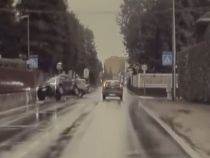 VIDEO. Olgiate, scontro all'incrocio: individuata l'auto pirata VIDEO. Olgiate, scontro all'incrocio: individuata l'auto pirata