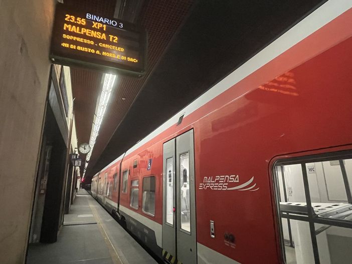 Un Malpensa Express fermo ieri notte a Busto