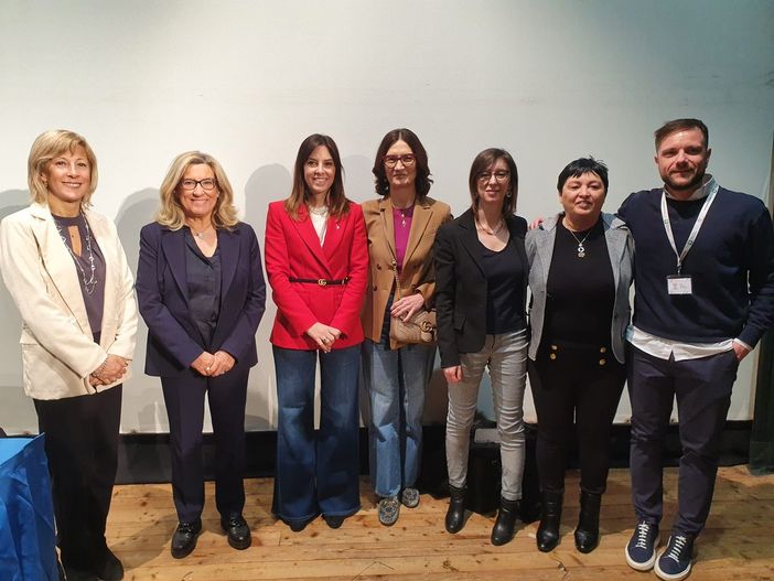 VIDEO. Cambiare il mondo «con la matita» e partendo dalla scuola. Le onorevoli incontrano gli studenti