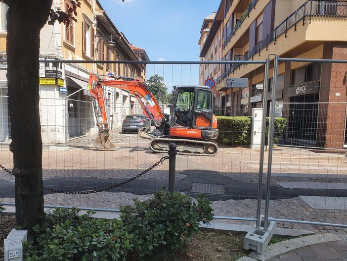 FOTO. Addio ai rattoppi accanto al municipio