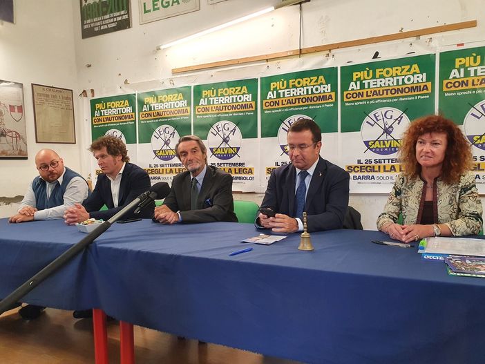 Autonomia e ministero dell’innovazione in Lombardia, la Lega ci crede. Militanti in piazza a Varese con Fontana