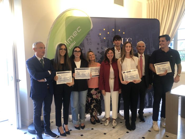 Un'immagine che emoziona: gli studenti schierati in attesa di ricevere il diploma di laurea alla Liuc Un'immagine che emoziona: gli studenti schierati in attesa di ricevere il diploma di laurea alla Liuc