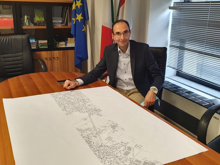 L'assessore Loschiavo con il progetto relativo a viale Boccaccio. Sotto, i monitor della centrale operativa al Comando della Polizia locale di Busto