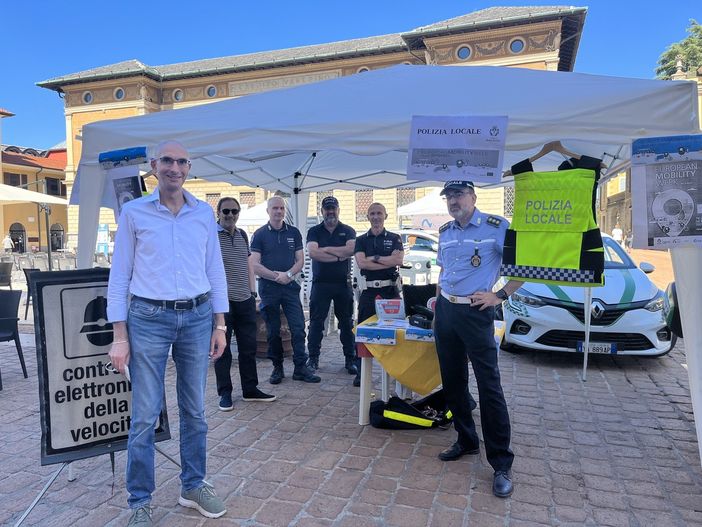 L'assessore Loschiavo con la Polizia locale durante Cuori in piazza