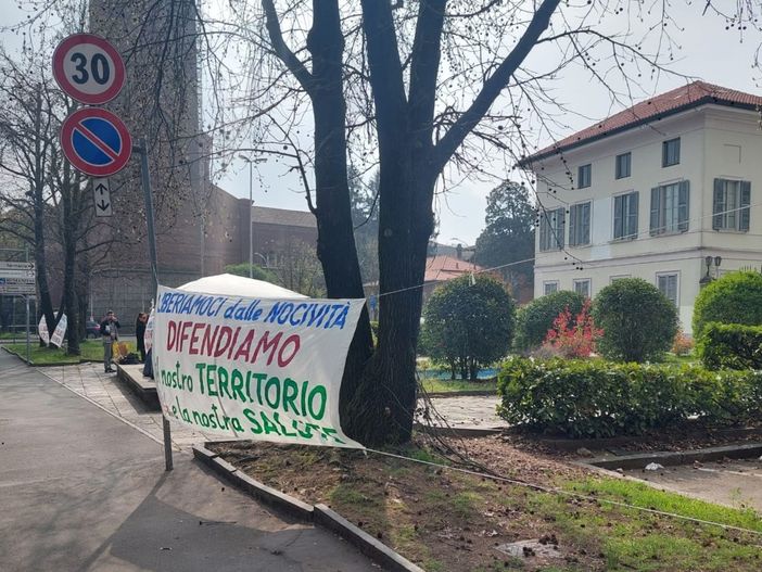 Castellanza, «rumori e vibrazioni» per la centrale al polo chimico. Presidio dei cittadini davanti al municipio Castellanza, «rumori e vibrazioni» per la centrale al polo chimico. Presidio dei cittadini davanti al municipio
