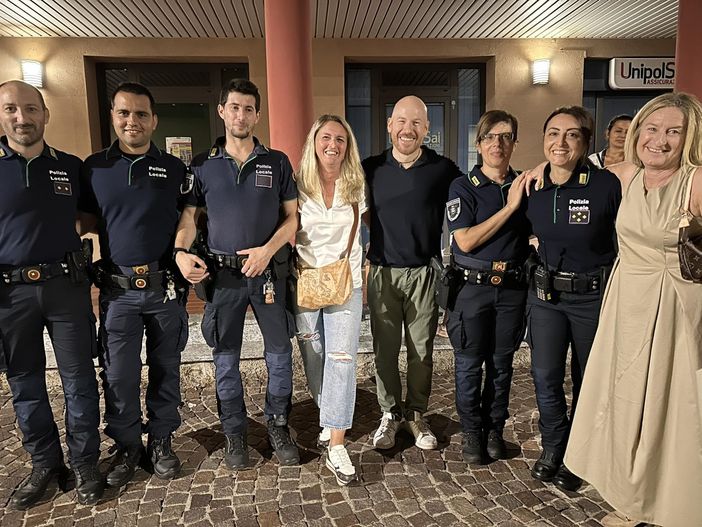 La foto postata dal sindaco con la polizia locale La foto postata dal sindaco con la polizia locale