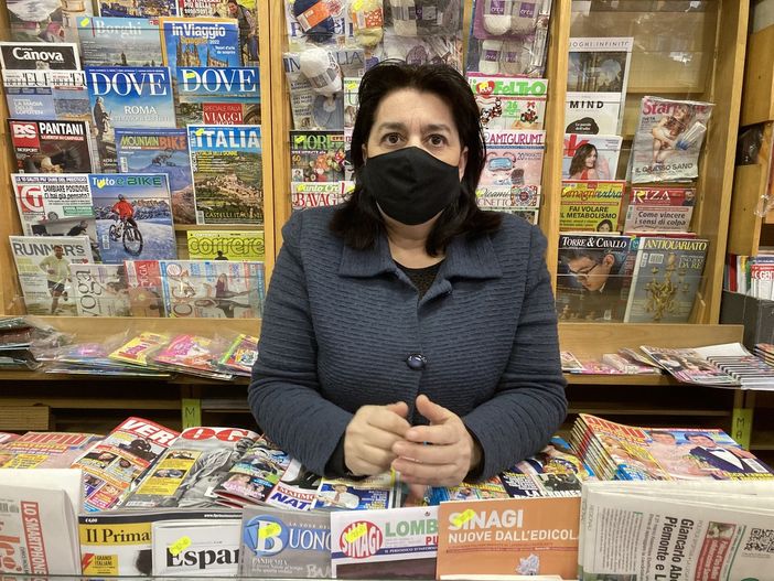 Maria Rosa Naso nell'edicola cartoleria Tagliabue