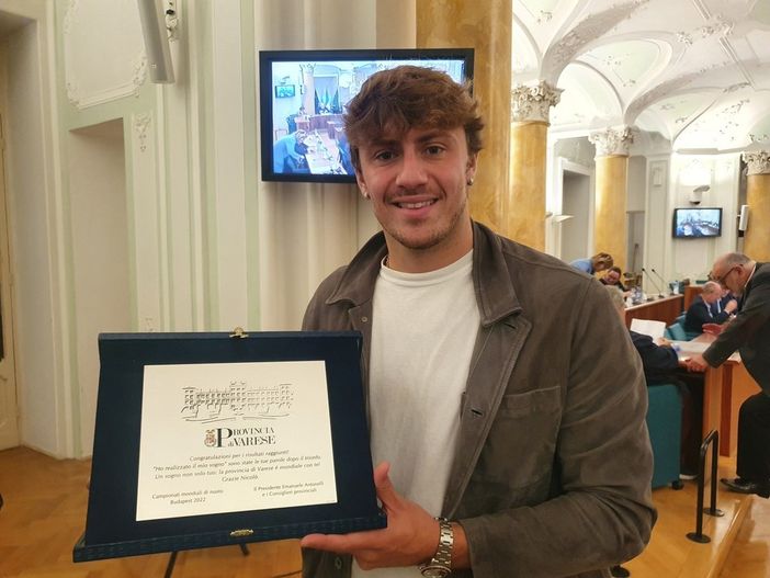 Martinenghi durante la consegna della targa celebrativa in Provincia nel 2022 Martinenghi durante la consegna della targa celebrativa in Provincia nel 2022