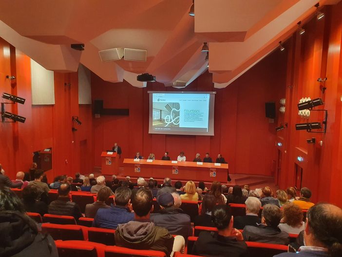 Da piazza mercato a piazza “Fili Urbani”: rigenerazione urbana e sociale. Il sindaco rassicura gli ambulanti Da piazza mercato a piazza “Fili Urbani”: rigenerazione urbana e sociale. Il sindaco rassicura gli ambulanti