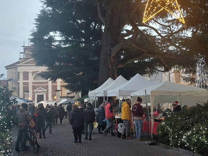 A Olgiate il cortile di Villa Gonzaga si è trasformato per un giorno in un mercatino natalizio