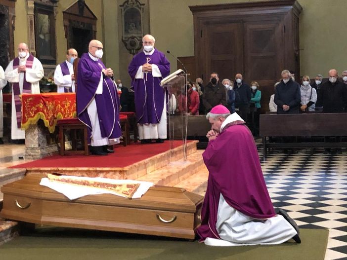Monsignor Luca Raimondi sul feretro di don Luigi Brambillasca