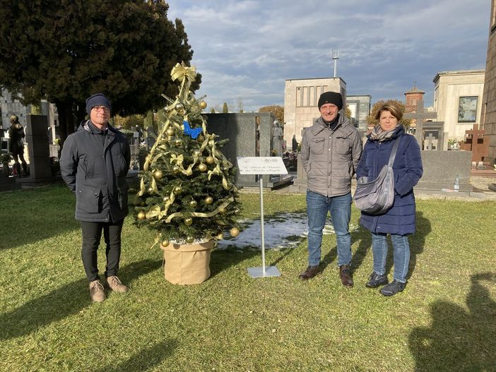 Da sinistra Luca e Marco Cirigliano, con Marika Mura e l'Albero dei bimbi angeli
