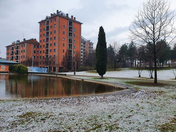A Busto nessuno scenario da fiaba. Parchi leggermente tinti di bianco A Busto nessuno scenario da fiaba. Parchi leggermente tinti di bianco