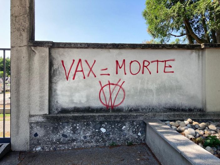 Scritte “no vax” sui muri del cimitero di Fagnano Scritte “no vax” sui muri del cimitero di Fagnano