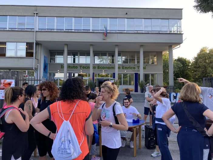 VIDEO. «Abbiamo camminato insieme per aiutare la biblioteca di Faenza. Perché Noi del Tosi siamo una famiglia»