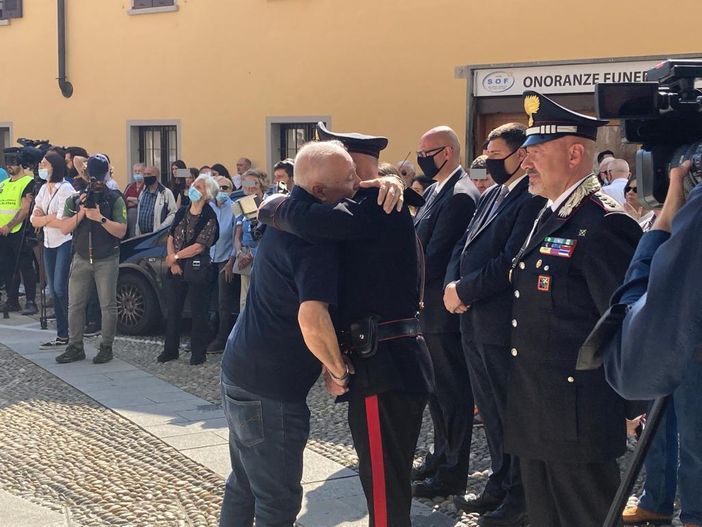 Nonno Giulio abbraccia i carabinieri, sotto la folla e i feretri Nonno Giulio abbraccia i carabinieri, sotto la folla e i feretri
