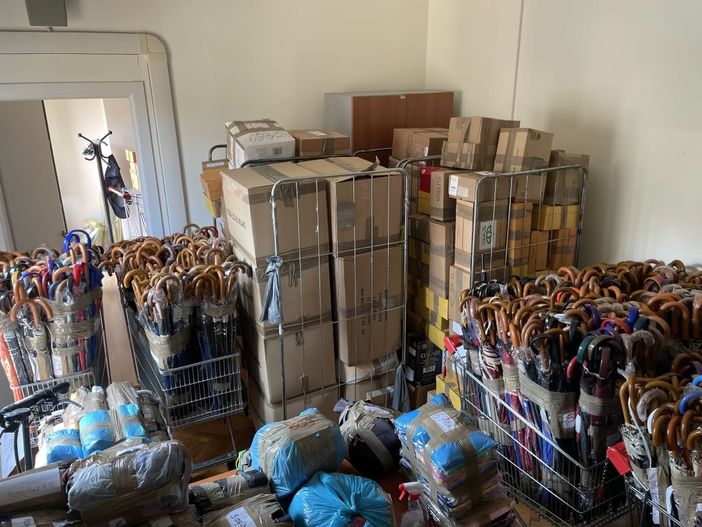 VIDEO. Nel "salotto" di Milano da gennaio sequestrati 7mila ombrelli contraffatti VIDEO. Nel "salotto" di Milano da gennaio sequestrati 7mila ombrelli contraffatti