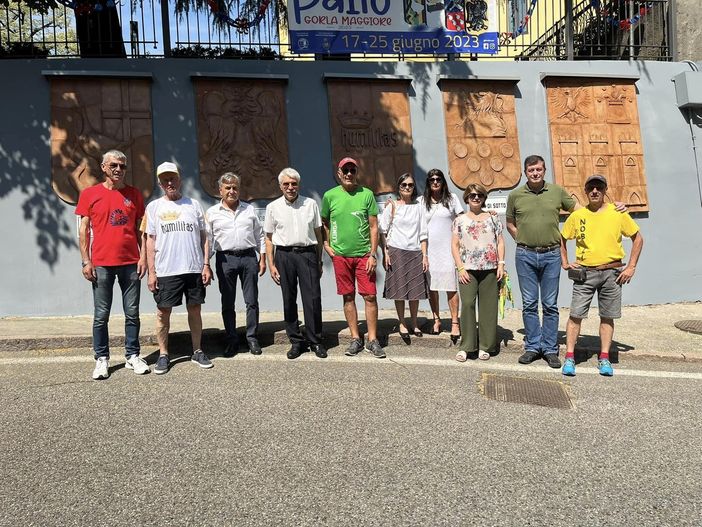 La nuova installazione con gli stemmi delle quattro Contrade e del Comune. Nell'ultima foto, il taglio del nastro dell'edizione 2023 del Palio di Gorla Maggiore