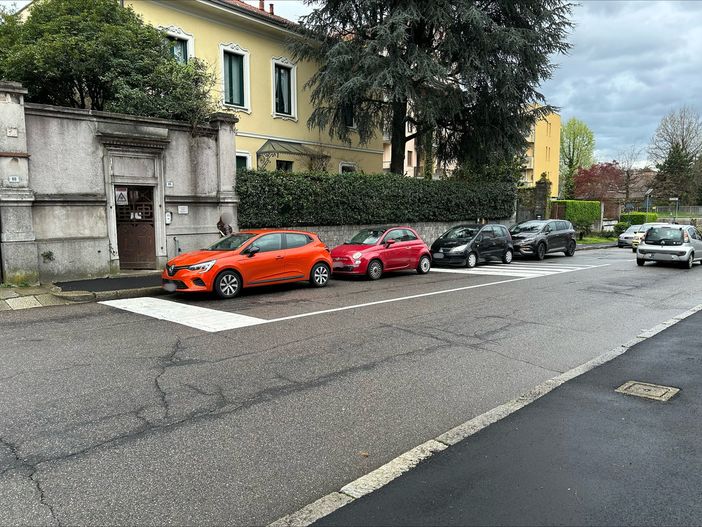 Parcheggi sulla pista ciclabile di via XX Settembre