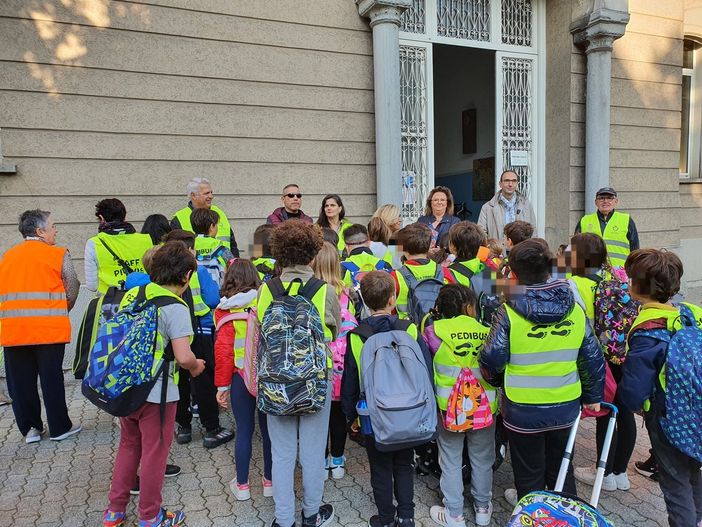 FOTO E VIDEO. Pettorina gialla e fischietto in bocca: alle Manzoni è partito il “PediBusto” FOTO E VIDEO. Pettorina gialla e fischietto in bocca: alle Manzoni è partito il “PediBusto”
