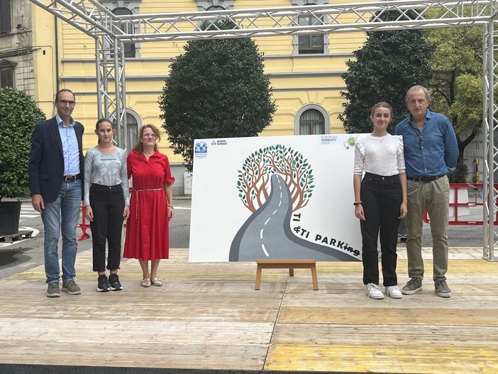 Il sindaco Antonelli, l'assessore Loschiavo e le due studentesse Giulia e Aurora