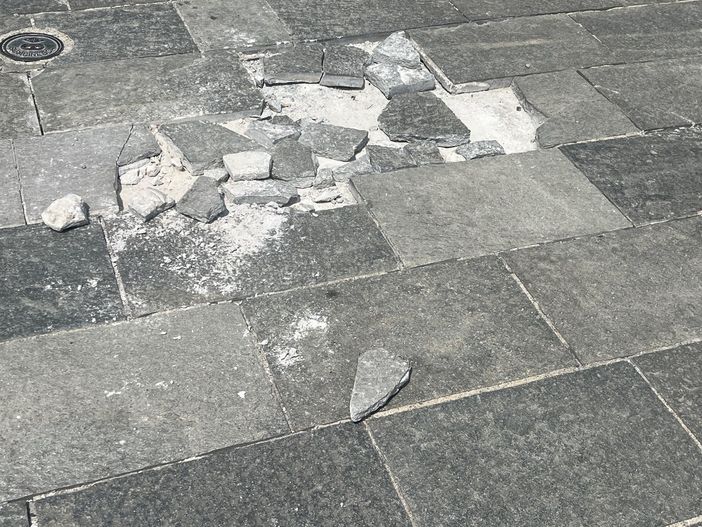 FOTO. Piazza Vittorio Emanuele si sbriciola ancora