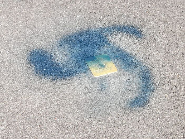 Imbrattamento pietra d’inciampo Arconti, Fratelli d'Italia: «Gesto vile»