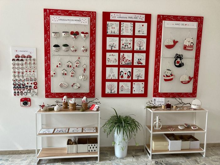 Fagnano Olona, le ceramiche di Marina: buon compleanno al coraggio di osare e cambiare Fagnano Olona, le ceramiche di Marina: buon compleanno al coraggio di osare e cambiare