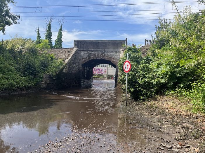 VIDEO. Il ponticello eternamente a mollo
