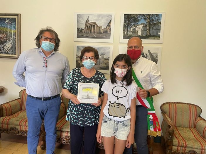 La premiazione della nonna coraggio con la bimba, l'opera donata, il dialogo con sindaco e vicesindaco