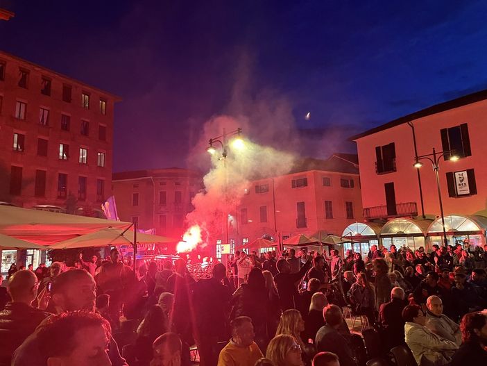 VIDEO E FOTO. In piazza i volti e i cuori della Pro Patria: «Sarà un'altra bella avventura»