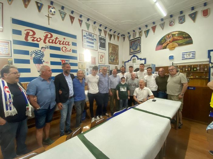 I tigrotti con i tifosi del Pro Patria Club
