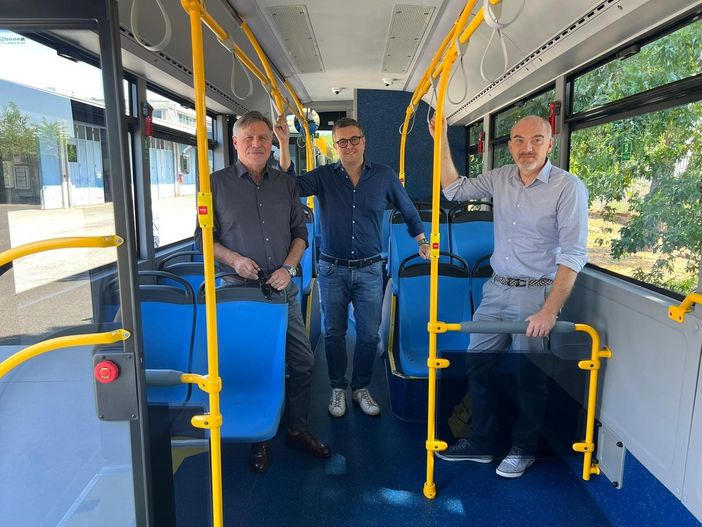 Ecologia e sicurezza: il sindaco “collauda” il nuovo pullman di Gallarate Ecologia e sicurezza: il sindaco “collauda” il nuovo pullman di Gallarate