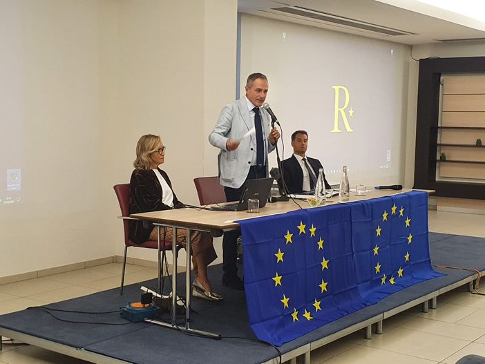 I Repubblicani di Reguzzoni si presentano e fanno il pieno: «Costruiamo insieme un movimento popolare di massa» I Repubblicani di Reguzzoni si presentano e fanno il pieno: «Costruiamo insieme un movimento popolare di massa»