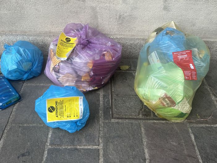 Sacchi non conformi questa mattina in via San Gregorio, pieno centro di Busto Sacchi non conformi questa mattina in via San Gregorio, pieno centro di Busto