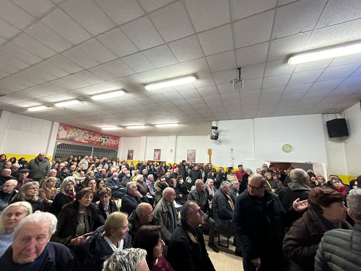 Sacco azzurro, folla e tensione ai Santi Apostoli