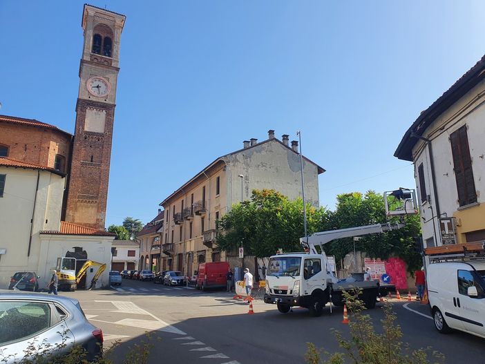 “Fuoriprogramma” durante i lavori sull’illuminazione a Sacconago: piazza Carlo Noè senza corrente per oltre un’ora “Fuoriprogramma” durante i lavori sull’illuminazione a Sacconago: piazza Carlo Noè senza corrente per oltre un’ora