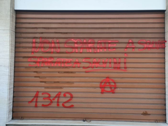 Le scritte comparse sulla saracinesca Le scritte comparse sulla saracinesca