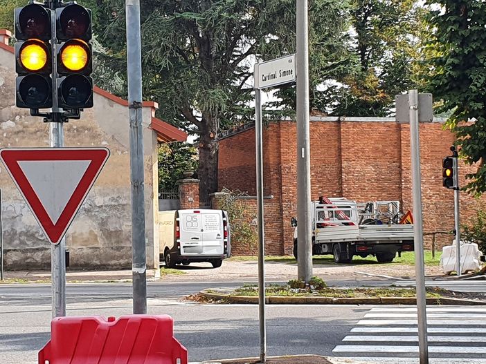 Il semaforo all'incrocio tra via Cardinal Simone e viale Boccaccio