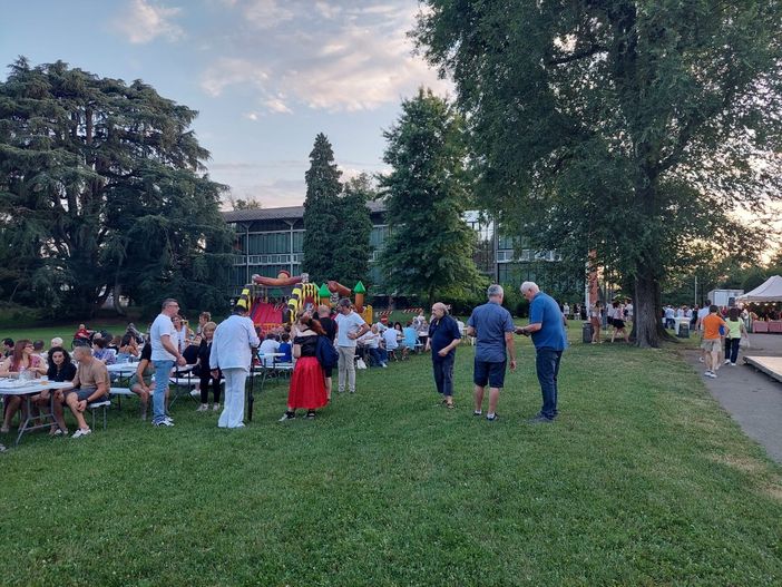 FOTO - L’estate gorlese si apre con un tuffo, di massa, nella musica degli anni Ottanta e Novanta FOTO - L’estate gorlese si apre con un tuffo, di massa, nella musica degli anni Ottanta e Novanta